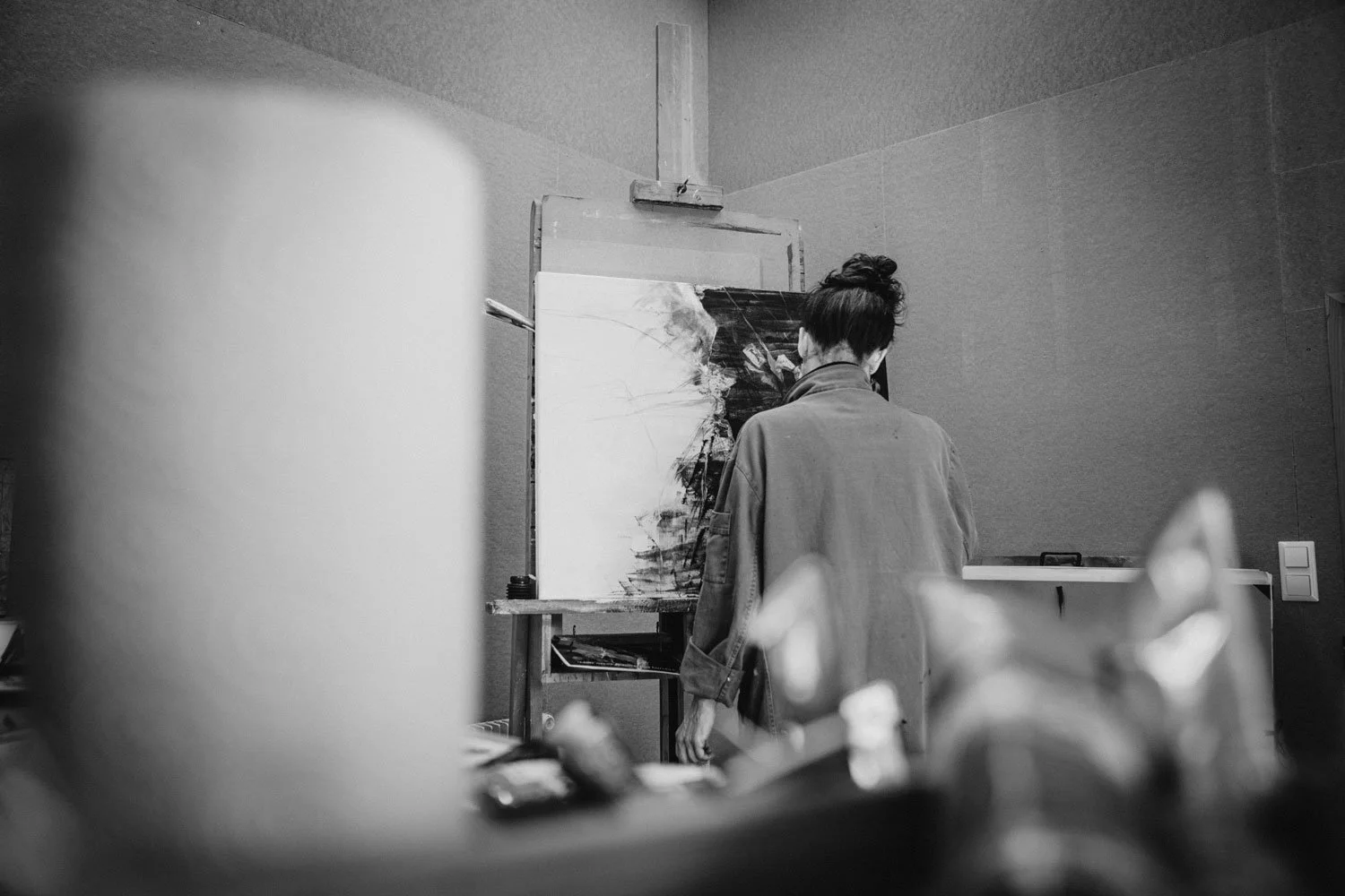 Künstlerin Damaris Tobler bei der Arbeit an einem grossformatigen Gemälde in ihrem Atelier in Urnäsch – zeitgenössische Kunst aus der Ostschweiz.