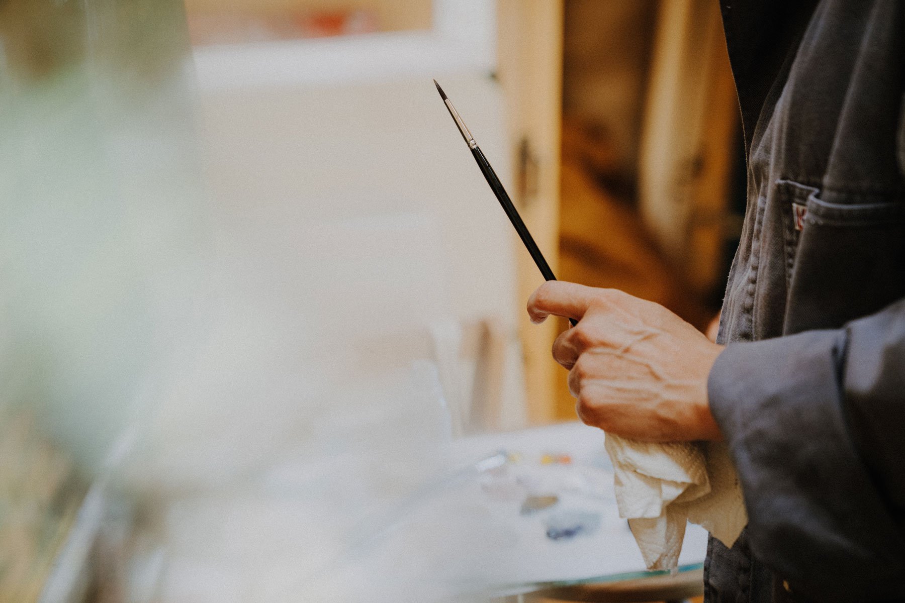 Pinsel und Farben beim Malen im Atelier in Urnäsch – Einblick in zeitgenössische Malerei und künstlerisches Arbeiten in der Ostschweiz.
