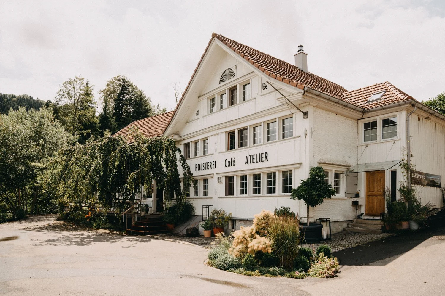 Das Werkstatt Café in Urnäsch hat seinen Standort in der Saienbrücke, dem historischen Appenzellerhaus mitten in der idyllischen Natur vom Appenzellerland.