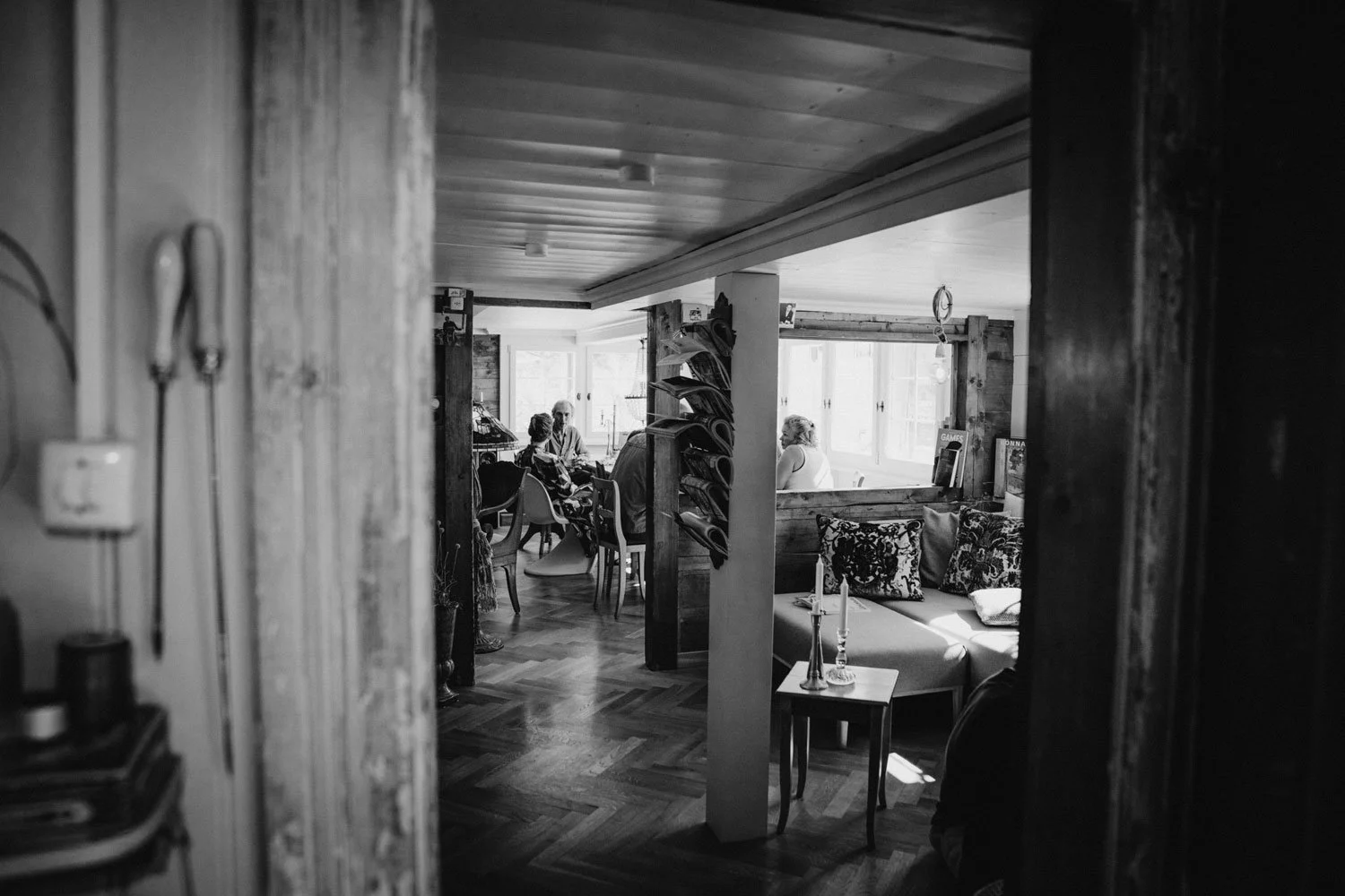 Blick in die Gaststube der Saienbrücke in Urnäsch – ein traditionsreiches, gastliches Haus mit Café, antiken Möbeln und Polsterwerkstatt im Appenzellerland.