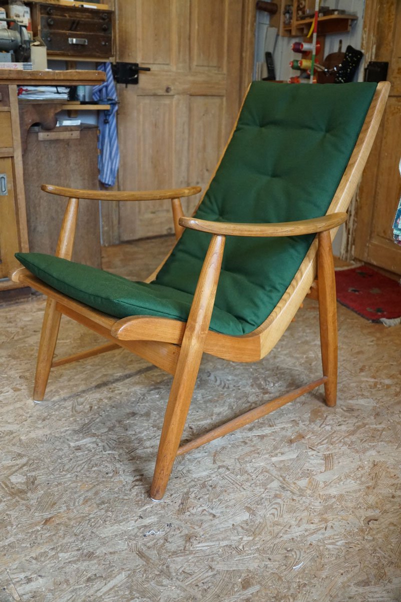 Neu gepolsterter Holzsessel mit grünem Bezug – Inspiration für Möbelrestaurierung und Polsterarbeiten im Raum Winterthur, Toggenburg und St. Gallen.
