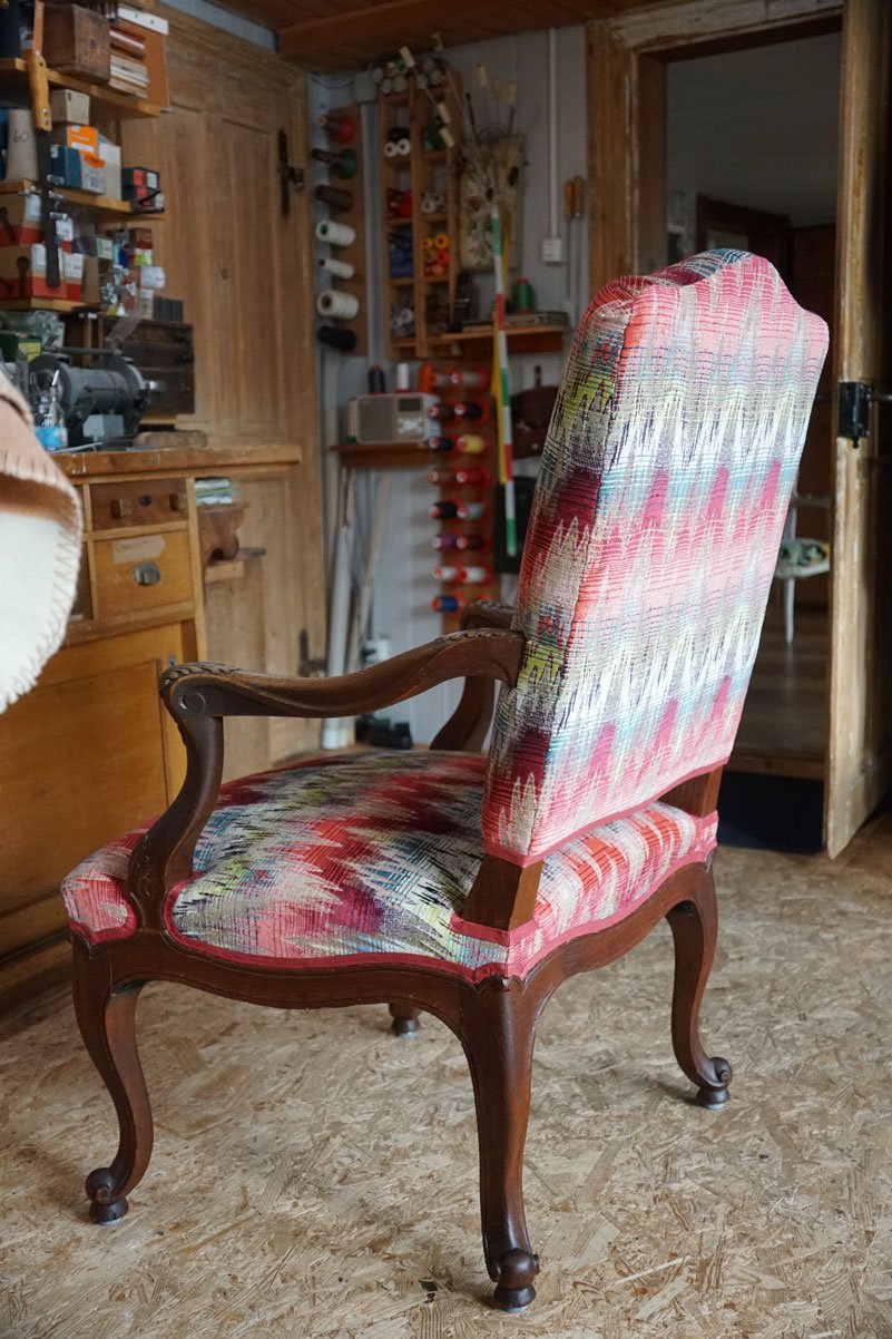 Polsterei in Region St. Gallen: Antiker Armlehnstuhl mit farbenfrohem Musterstoff neu gepolstert – Inspiration für die Restaurierung und Neugestaltung alter Möbel.