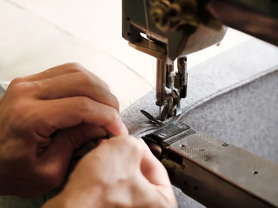 Handwerkliche Fertigung eines nachhaltigen Natursofas von Grüne Erde – hochwertiges Sofa aus natürlichen und ökologischen Materialien.