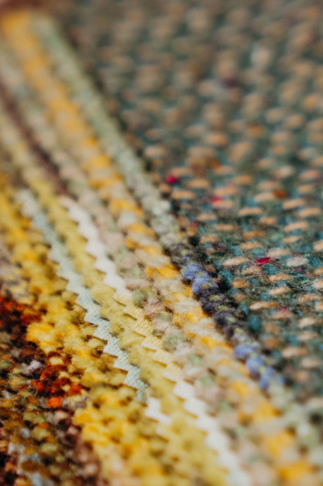 Detail verschiedener strukturierter Möbelstoffe in warmen Naturtönen – Inspiration für neue Bezüge, individuelle Polsterungen und die Verwandlung alter Lieblingsmöbel.