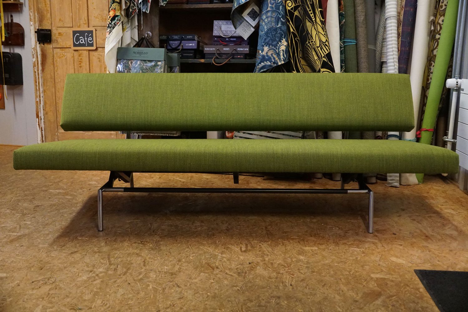 Inspiration für die Restaurierung und zeitgemässe Neugestaltung alter Möbel in der Ostschweiz: Schlichtes Vintage-Sofa mit grünem Stoff neu gepolstert.