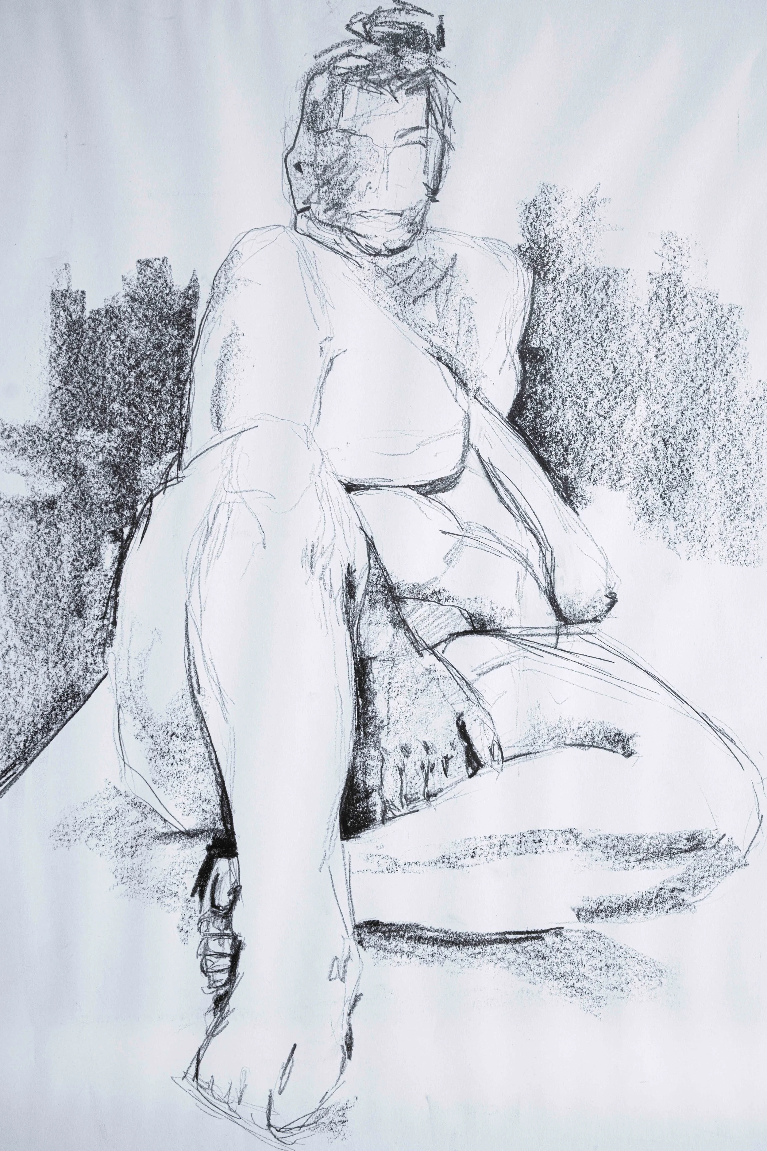 Figurative Zeichnung von Damaris Tobler. Mit feinen, suchenden Linien und verdichteten Schraffuren hält die Künstlerin die Haltung und Präsenz einer sitzenden Figur fest.