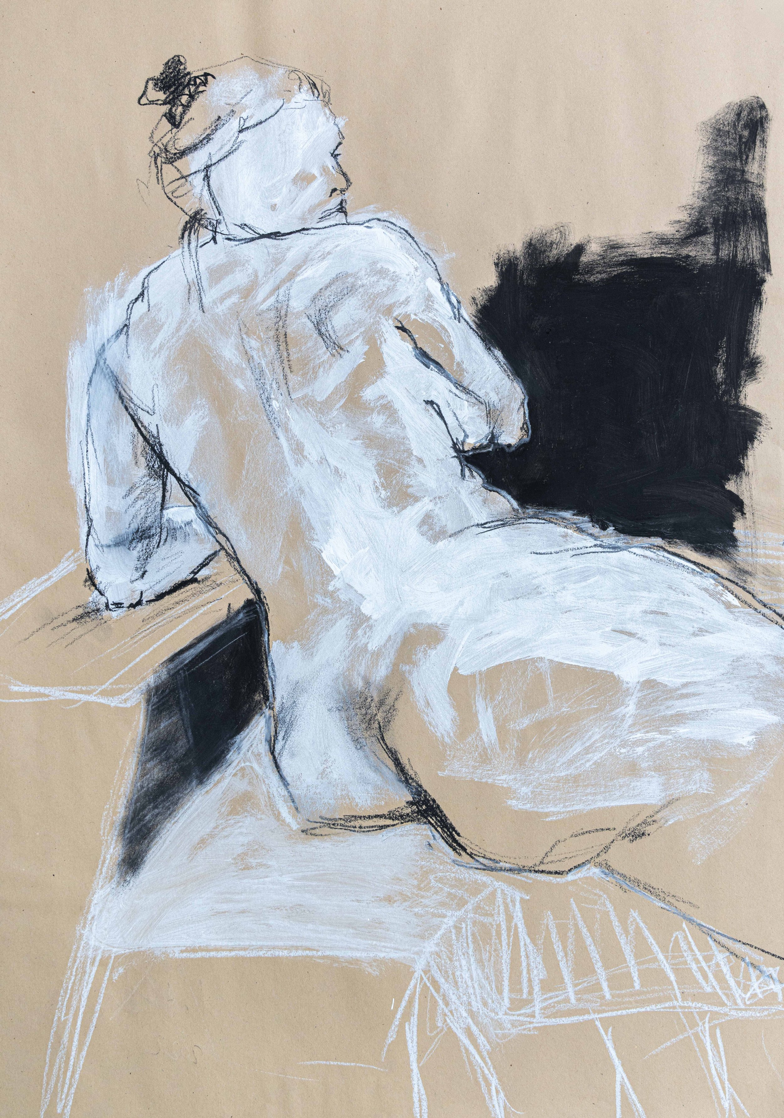 Figurative Körperstudie auf braunem Papier von Damaris Tobler. Schwarze, freie Konturen treffen auf grosszügig aufgetragenes Weiss. Die Arbeit zeigt, wie sich beim Aktzeichnen Linie, Fläche und der natürliche Farbton des Papiers als gestalterische Mi