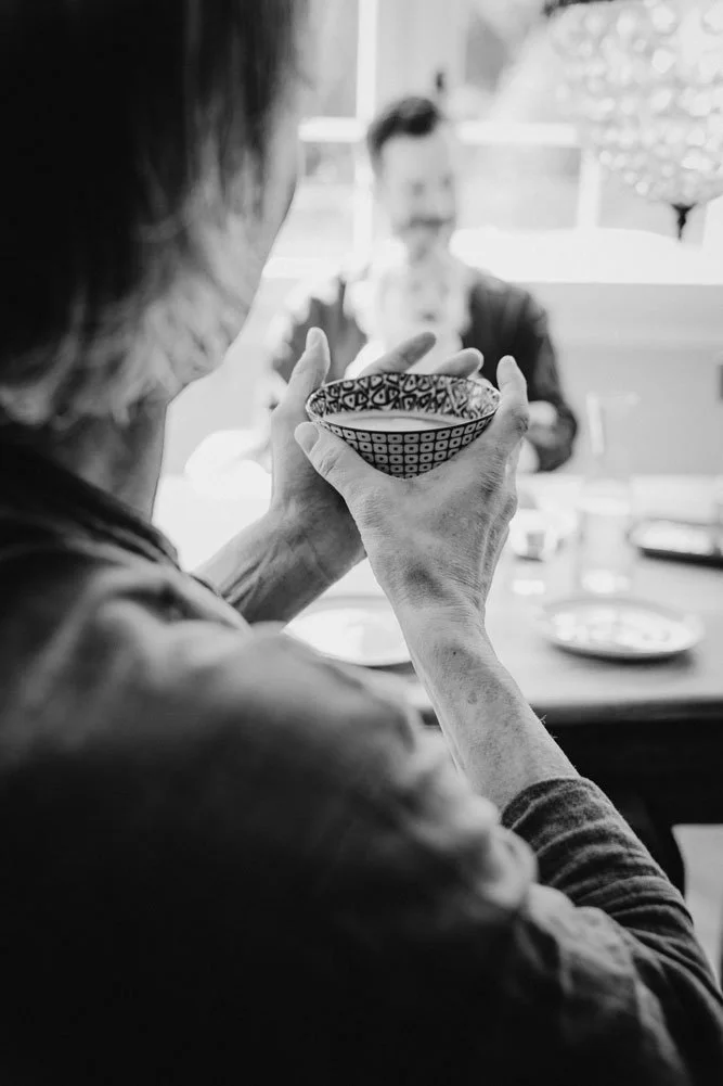 Kaffee in der Gaststube der Saienbrücke in Urnäsch – vom Espresso bis zum Cappuccino werden verschiedene Kaffeespezialitäten mit Barista-Handwerk zubereitet.