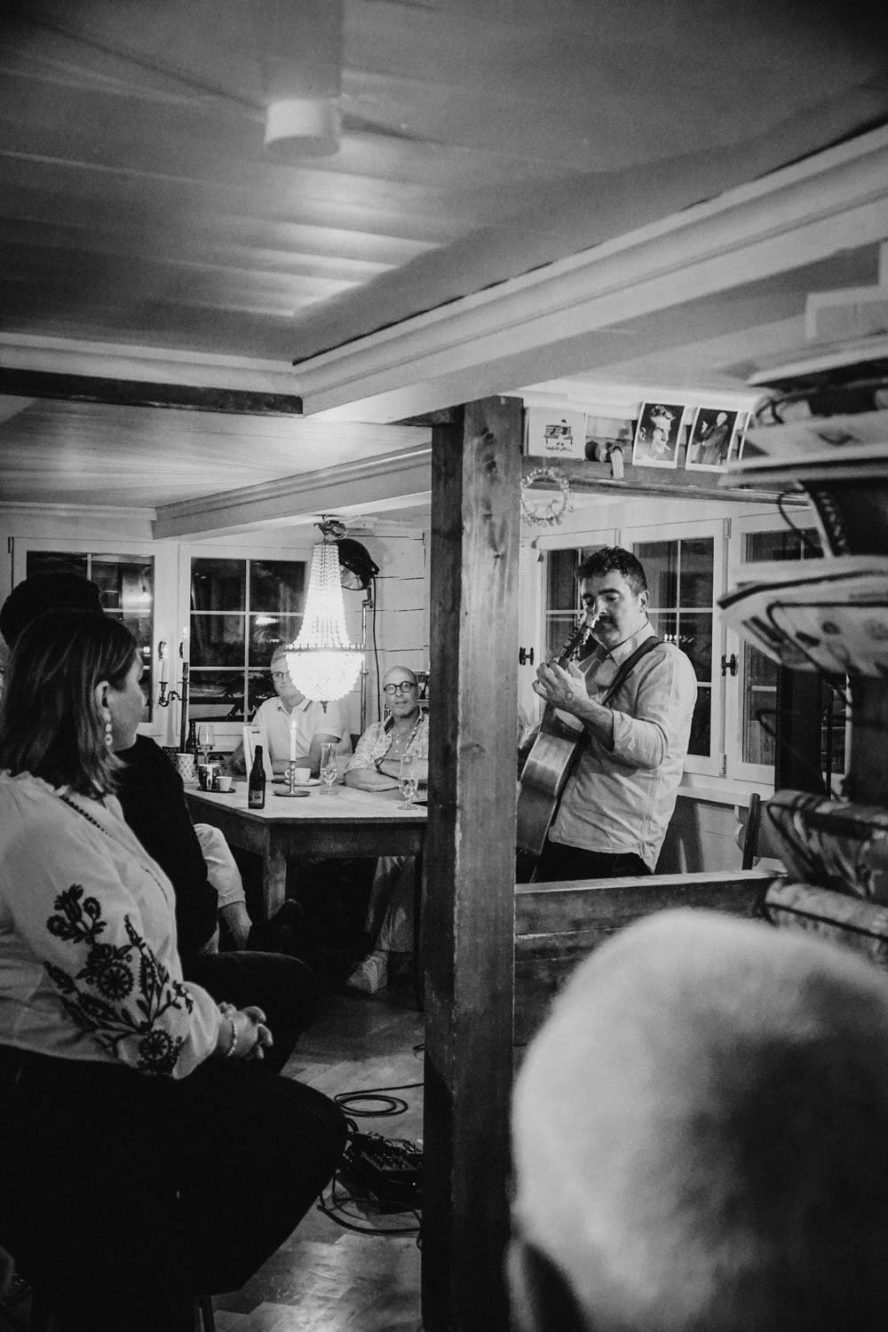 Mann spielt Gitarre in der Saienbrücke – der gemütlichen Kulturlocation in der Ostschweiz.