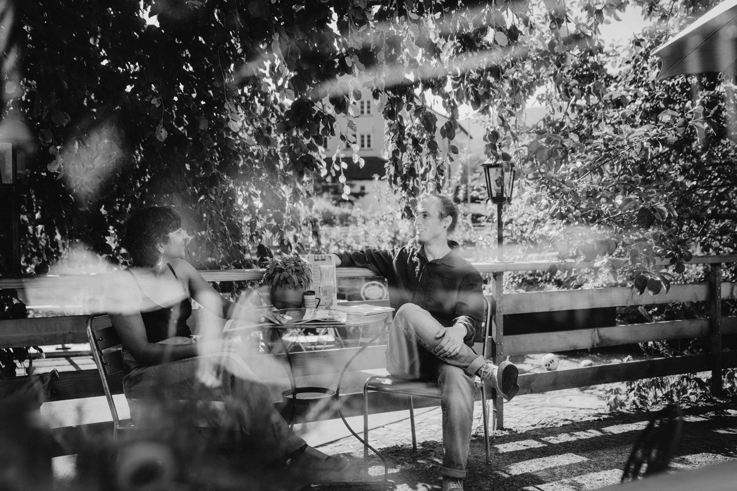 Gäste geniessen Kaffee und eine Pause im lauschigen Garten des Café Saienbrücke in Urnäsch – ein gemütlicher Ort zum Verweilen im Appenzellerland.