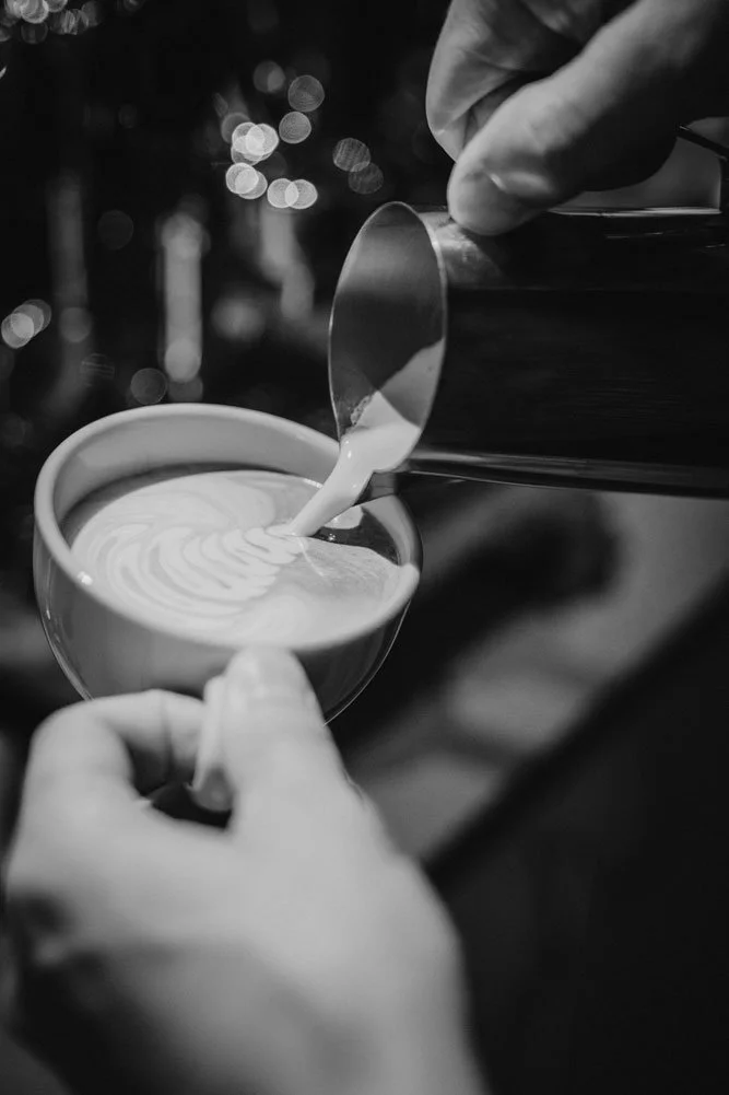 Frisch zubereiteter Cappuccino mit Latte Art im Café Saienbrücke in Urnäsch – Barista-Kaffee Appenzell.