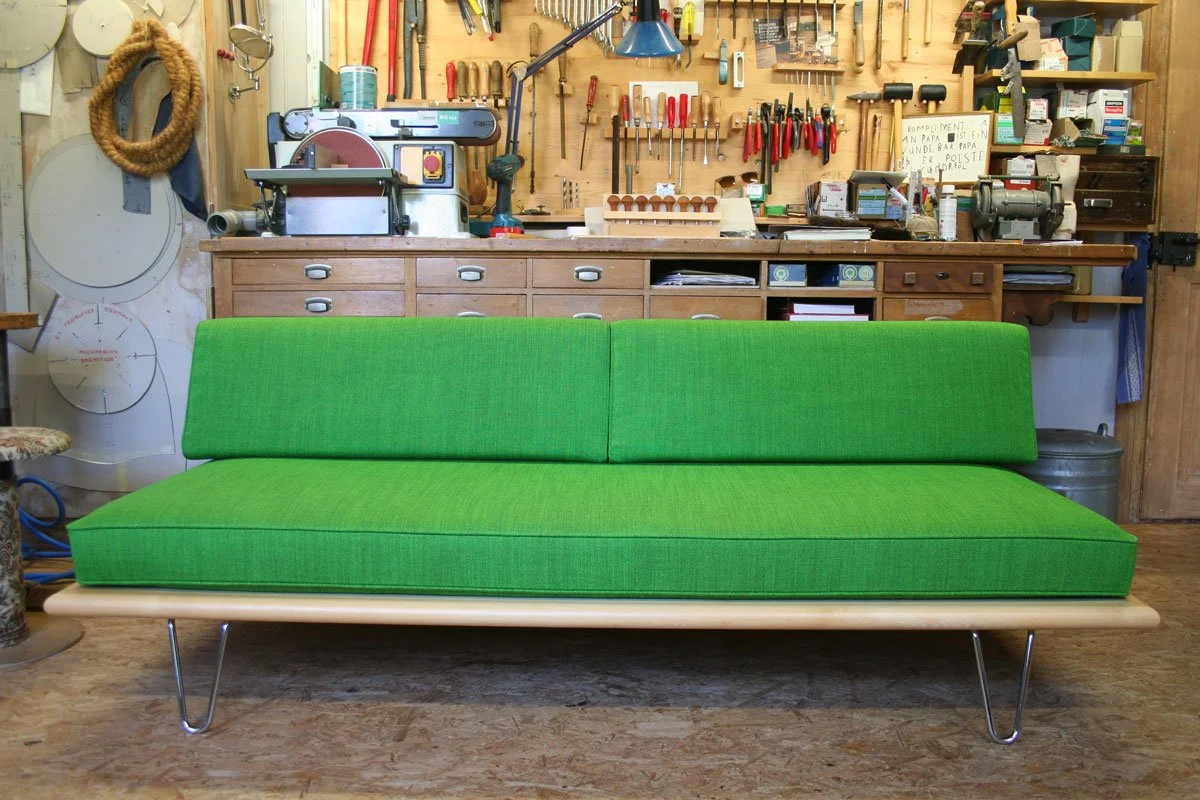 Modernes Sofa mit leuchtend grüner Polsterung – Inspiration für die Neugestaltung und Restaurierung von Polstermöbeln in Urnäsch.