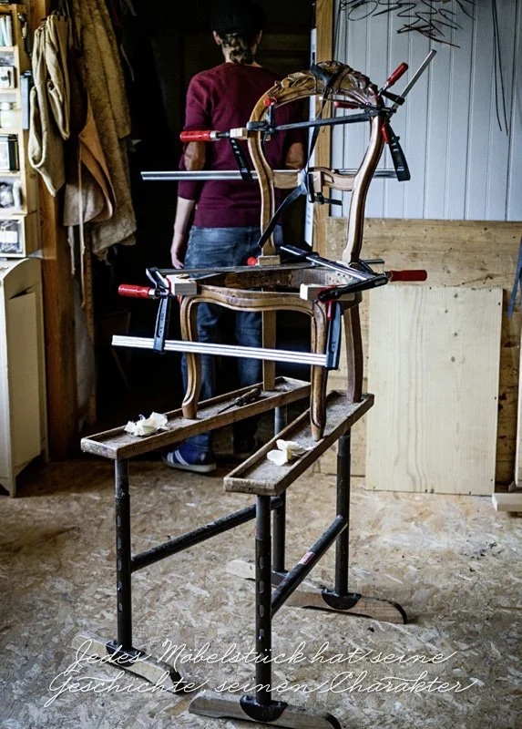 Reportage «Gut gepolstert» in der Schweizer LandLiebe über die Saienbrücke bei Urnäsch – Polsterei, Malatelier und Café der Familie Tobler im Appenzellerland.