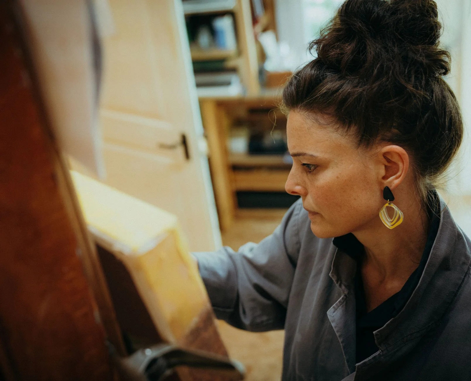 Malerin Damaris Tobler bei der Arbeit an einem Gemälde in ihrem Atelier in der Saienbrücke in Urnäsch – Kunst und Malerei im Appenzellerland.