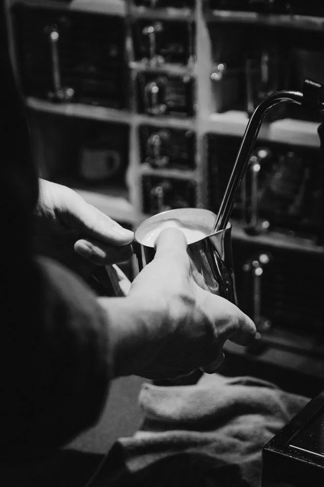Milch wird für einen Cappuccino aufgeschäumt – Barista-Handwerk im Café Saienbrücke in Urnäsch im Appenzellerland.