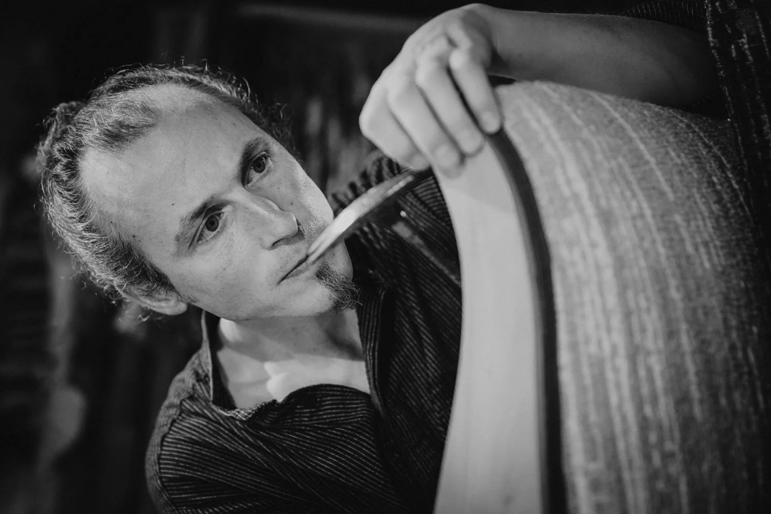 Antikpolsterer Simon Tobler arbeitet sorgfältig am Polsteraufbau eines Sessels – traditionelle Möbelrestaurierung und Polsterhandwerk in der Saienbrücke in Urnäsch.