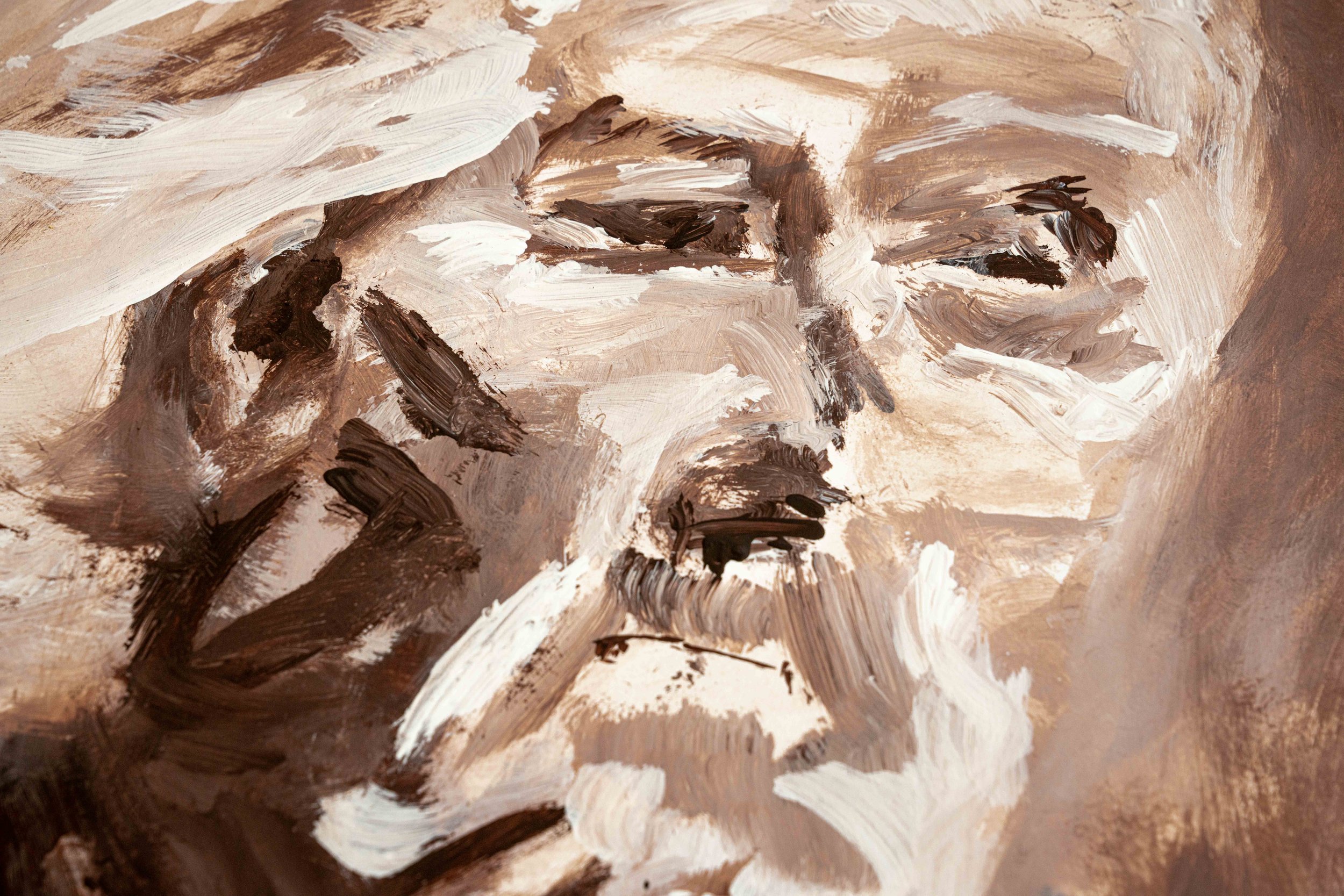 Expressives Porträt von Damaris Tobler. Breite, sichtbare Pinselstriche in Weiss und erdigen Brauntönen modellieren Gesicht und Ausdruck – eine malerische Studie über Licht, Schatten und menschliche Präsenz.