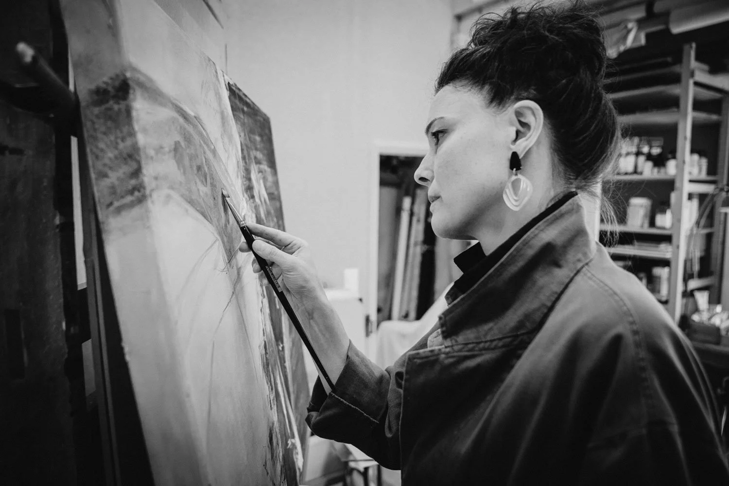 Malerin Damaris Tobler beim Malen eines Gemäldes im Atelier in Urnäsch.