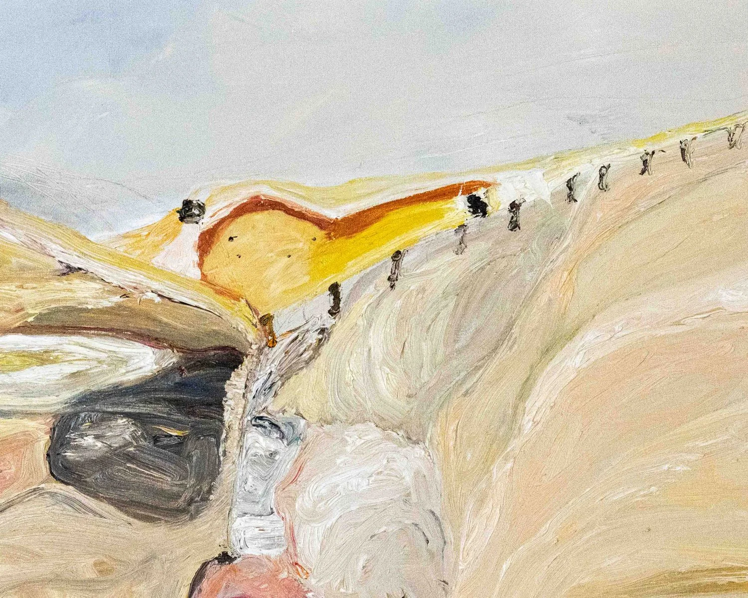 Freie Landschaftsmalerei von Damaris Tobler in Ocker, Gelb, Beige und Grau. Geschwungene Flächen und kleine dunkle Figuren führen durch eine offene Landschaft – ein Beispiel dafür, wie sich Naturbeobachtung durch Vereinfachung von Form und Farbe in e