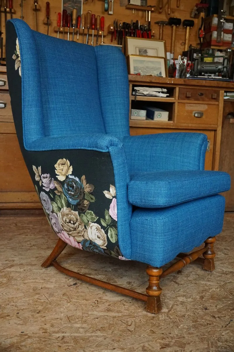Inspiration für Möbelrestaurierung und Polsterei in der Region Winterthur, St. Gallen, Appenzellerland und in der Ostschweiz: Neu gepolsterter Ohrensessel in Blau mit floralem Stoff.