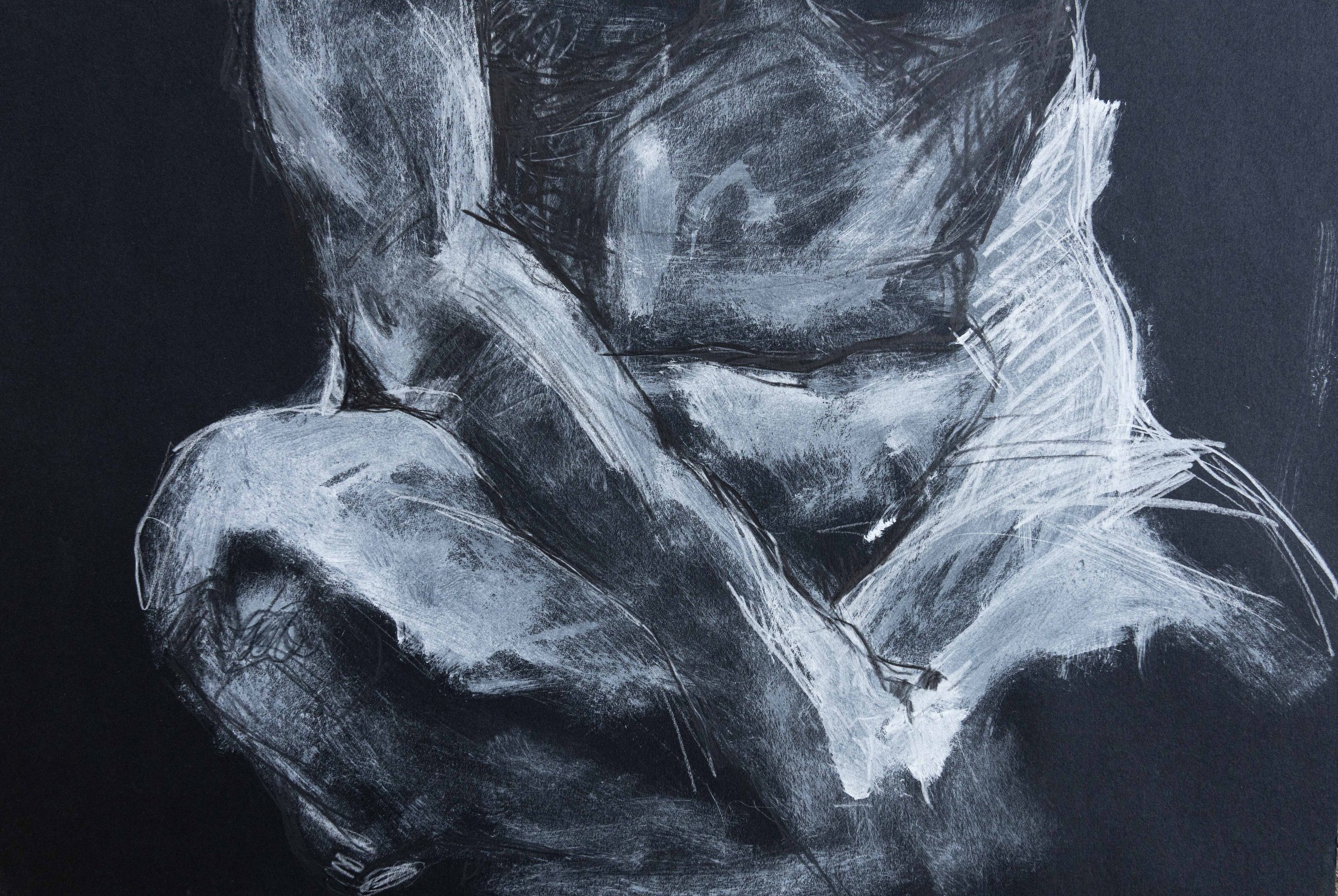 Aktzeichnung in Weiss auf schwarzem Papier von Damaris Tobler. Durch Verwischen, Schraffieren und kräftige helle Spuren tritt der sitzende Körper aus dem dunklen Grund hervor – eine spannende Technik für das Zeichnen mit Hell-Dunkel-Kontrasten.