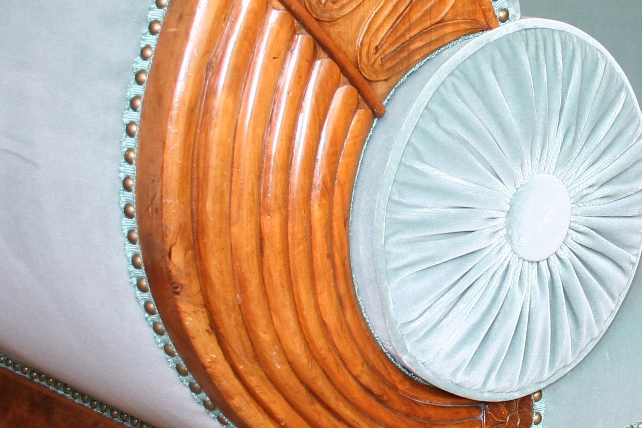 Detail eines restaurierten antiken Sofas mit kunstvoller Polsterung und Holzrahmen – traditionelle Polsterarbeit in der Region Ostschweiz und St. Gallen.