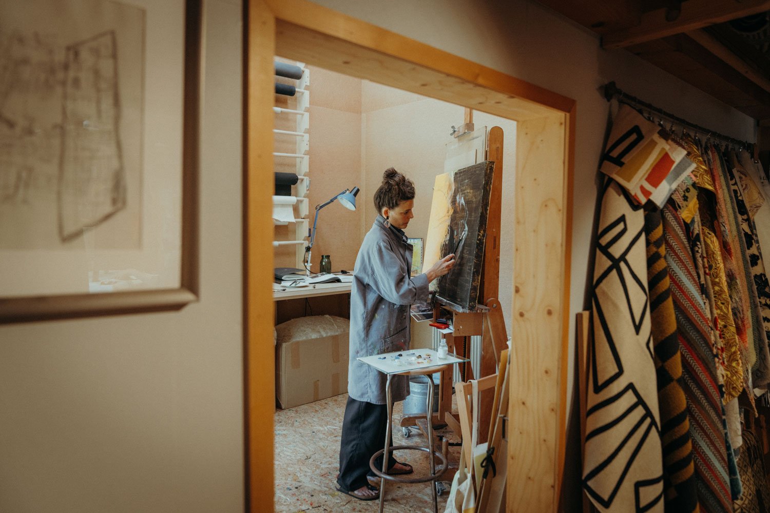 Damaris Tobler beim Malen in ihrem Atelier in der Saienbrücke in Urnäsch im Appenzellerland.