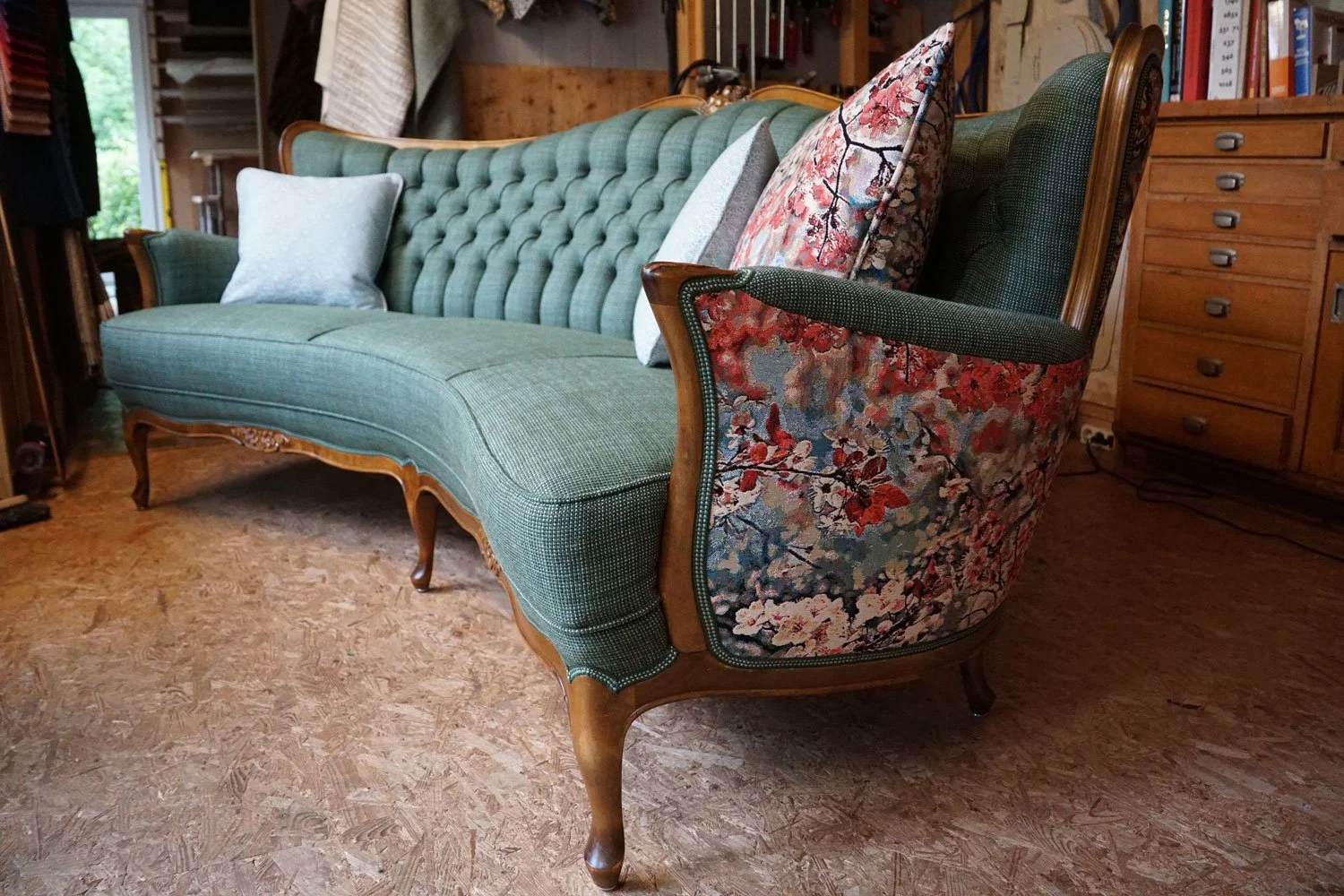 Antikes Sofa neu gepolstert mit grünem und floralem Stoff – Inspiration für Möbelrestaurierung und Polsterei in Appenzell und der Ostschweiz.