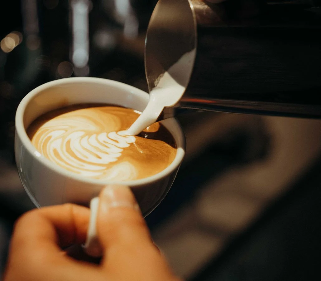 Frisch zubereiteter Cappuccino mit Latte Art im Café Saienbrücke in Urnäsch im Appenzellerland.
