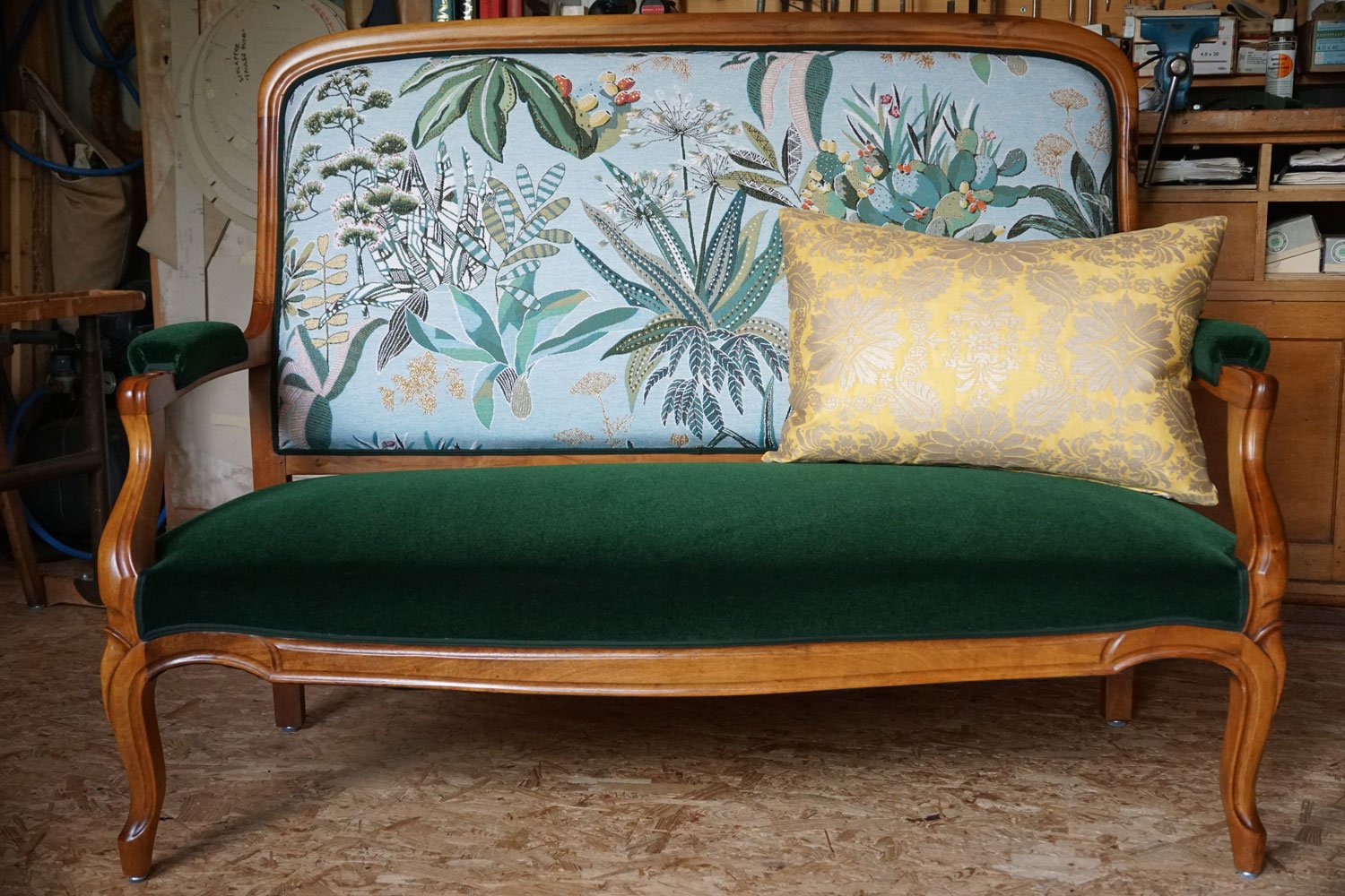 Neu gepolstertes antikes Sofa mit grünem Samt und floralem Stoff – Möbelrestaurierung und Polsterei für St. Gallen, Appenzell und die Ostschweiz.