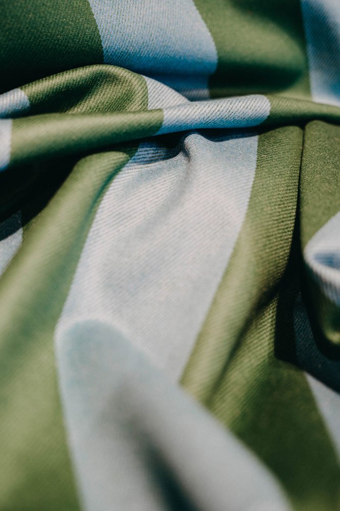 Gestreifter Bezugsstoff in Grün und Blau für Sessel und Sofas – hochwertige Stoffauswahl zum Auffrischen, Reparieren und Neubeziehen alter Polstermöbel.