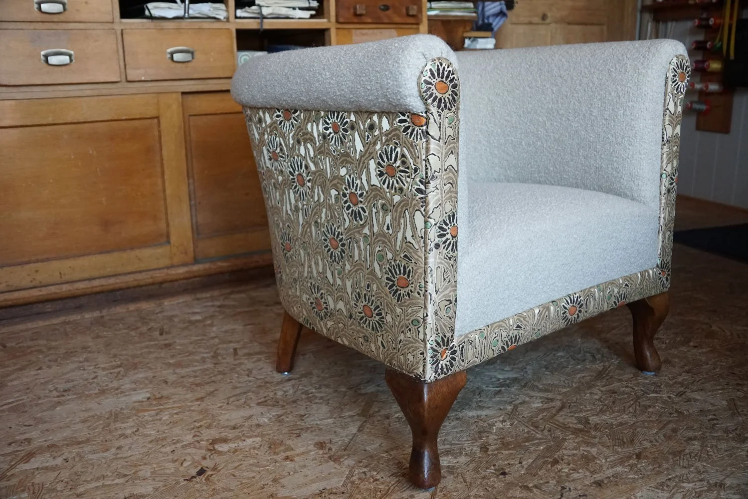Sessel neu bezogen mit hellem und floral gemustertem Stoff – individuelle Polsterarbeit aus dem Appenzellerland bei Gossau, Herisau und St. Gallen