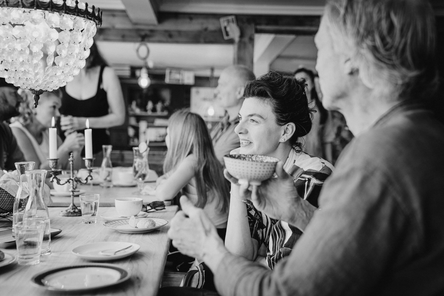 Kaffee in Appenzell: Gespräche und Begegnungen am gemeinsamen Tisch – Gastfreundschaft im Café Saienbrücke in Urnäsch im Appenzellerland.