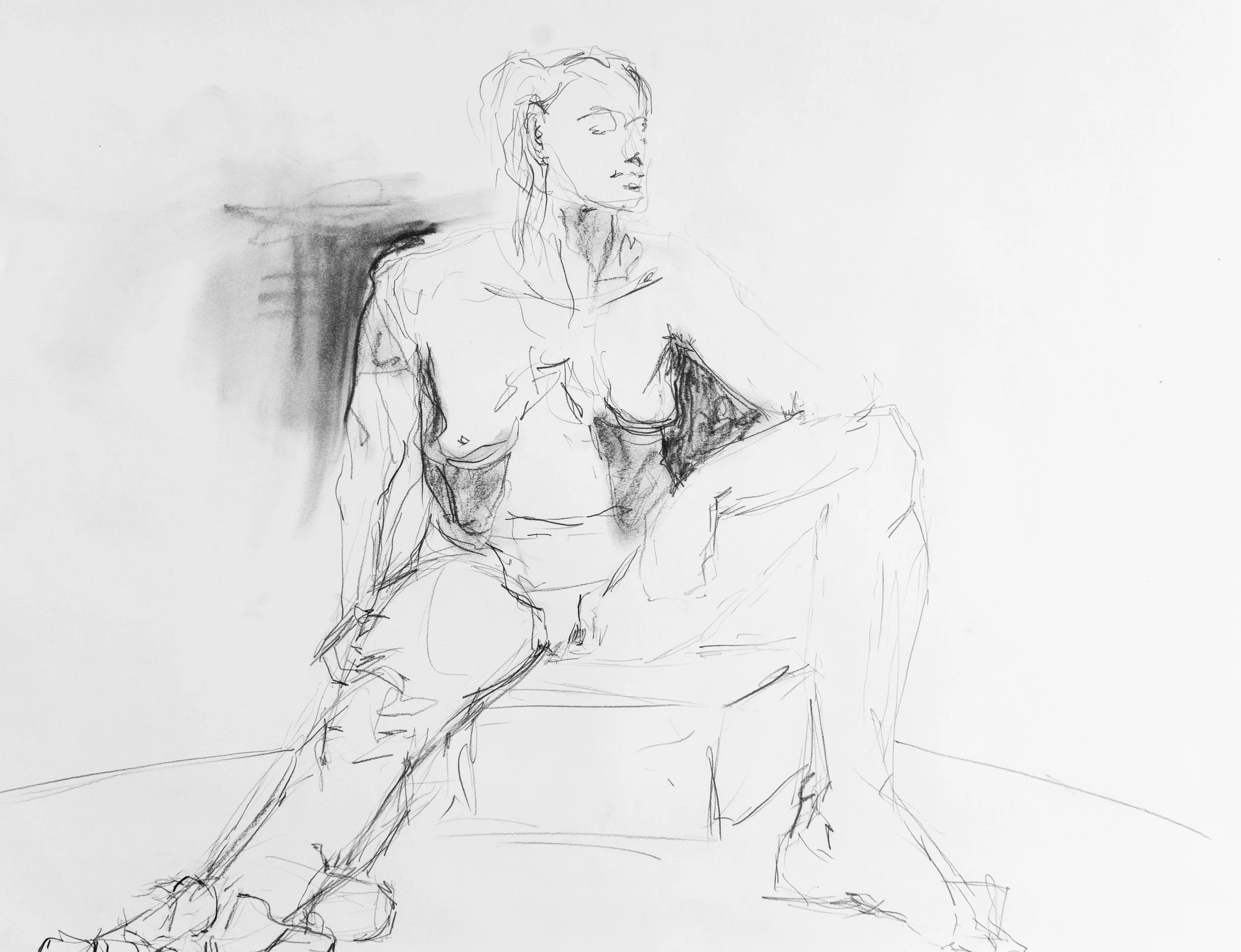 Aktzeichnung einer sitzenden Person von Damaris Tobler. Feine, teilweise mehrfach gesetzte Linien suchen nach Körper, Haltung und Proportion. Eine reduzierte Körperstudie aus dem künstlerischen Schaffen in Urnäsch im Appenzellerland.