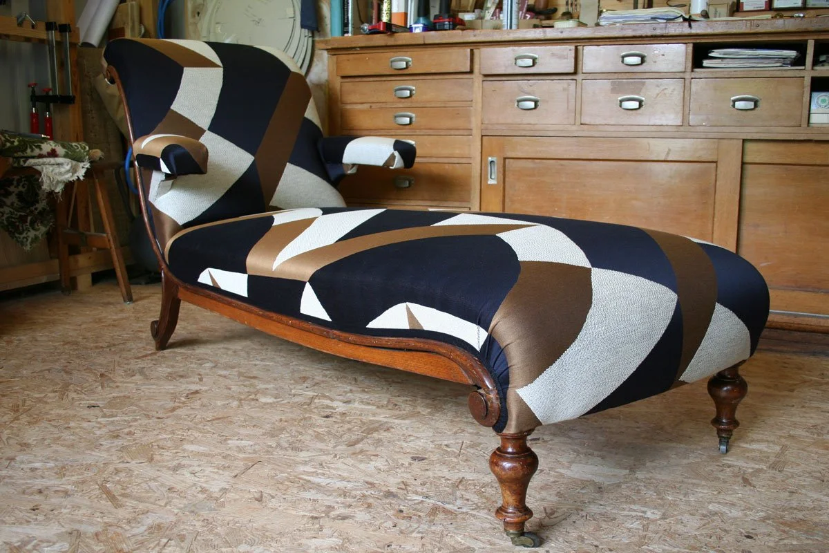 Inspiration für die Möbelrestaurierung aus der Polsterei: Antike Récamiere neu gepolstert mit ausdrucksstarkem grafischem Stoff in Schwarz, Braun und Creme.