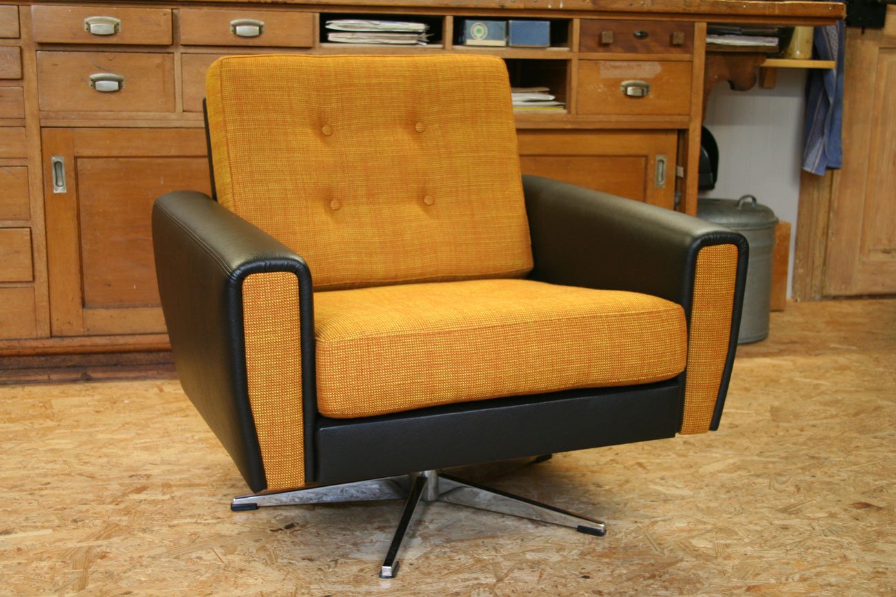 In der Schweiz gepolstert: Retro-Drehsessel in Orange und Schwarz in der Appenzeller Polsterwerkstatt.