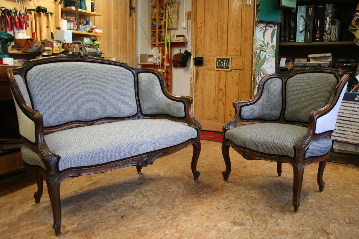 Antikes Sofa und passender Sessel mit neuem Stoff bezogen – traditionelle Möbelrestaurierung und Polsterhandwerk in der Ostschweiz.