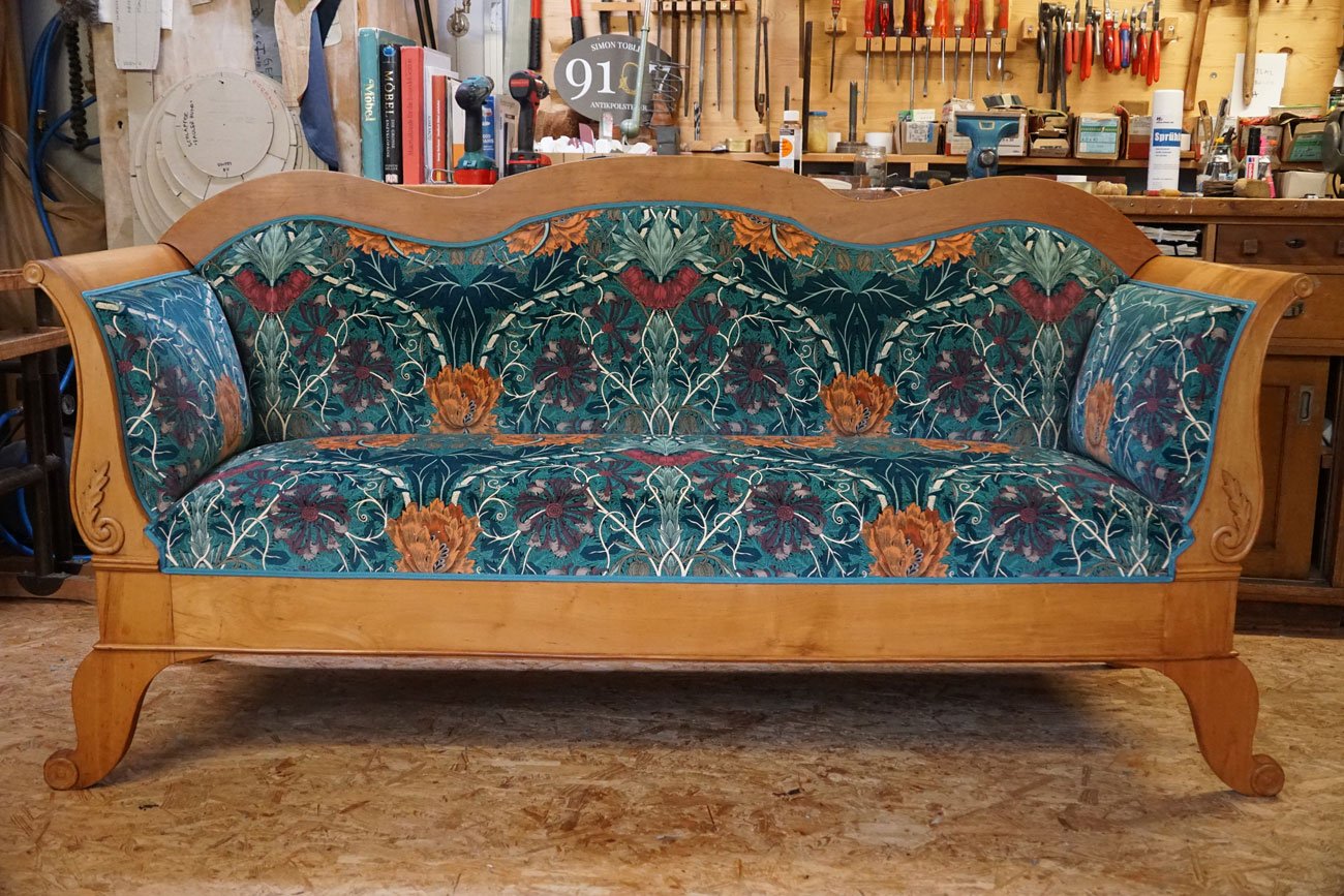 Aufwendig restauriertes antikes Sofa mit floralem Stoff – traditionelle Antikpolsterei für Gossau, St. Gallen und die Ostschweiz.