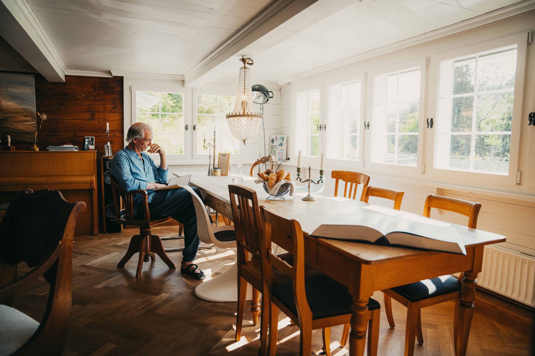 Gemütliches Café Saienbrücke in Urnäsch – ein heller, ruhiger Ort zum Verweilen, Kaffee und Cappuccino trinken mitten im Appenzellerland.