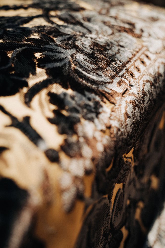 Ornamentaler Cut-Velvet mit plastischem Samtmuster – edler Bezugsstoff für Antikmöbel, klassische Sessel und die stilgerechte Restaurierung alter Polstermöbel.