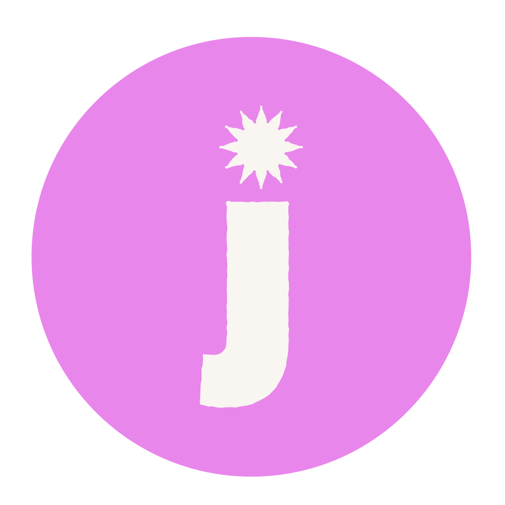 Le logo d'une lettre 'J' blanche avec une étoile en haut dessus sur un fond violet rond.