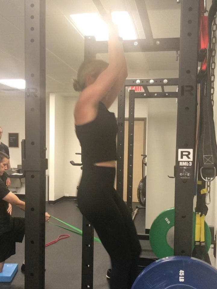 Two big milestones here for Erin. Her first ever unassisted chin-up in the first video. And more recently, first chin-ups since having a baby. She&rsquo;s consistently shown up for her sessions with @kleanzacathers and follows the program.