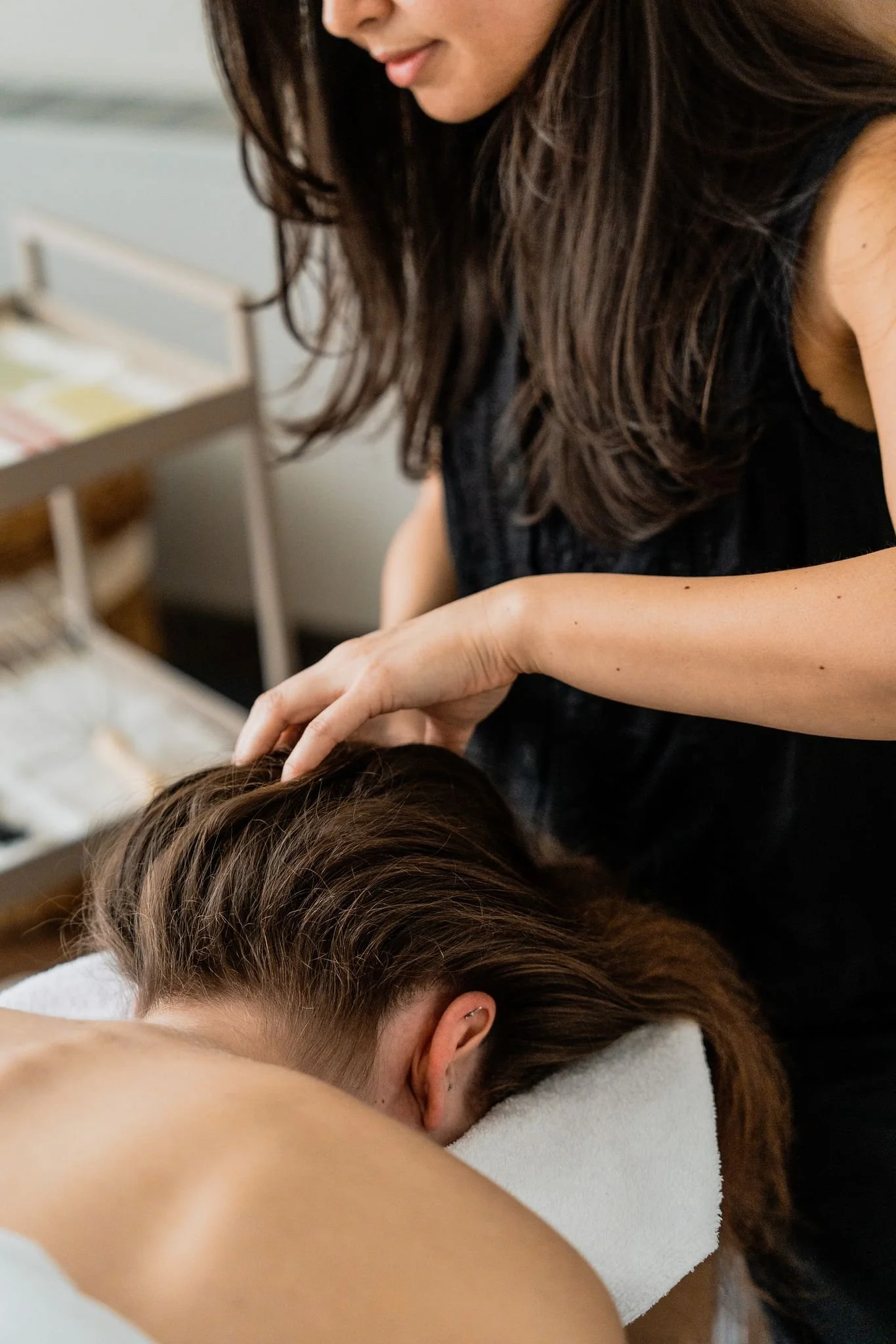 Een persoon krijgt een hoofdmassage van een masseur in een wellnesscentrum of spa.