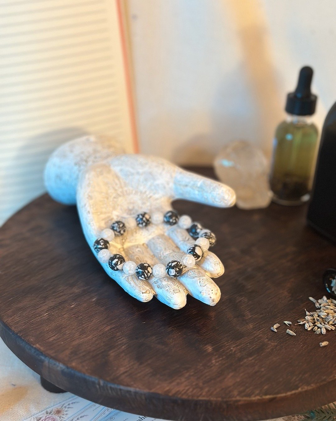 05-stillness-sculptural-hand.jpg