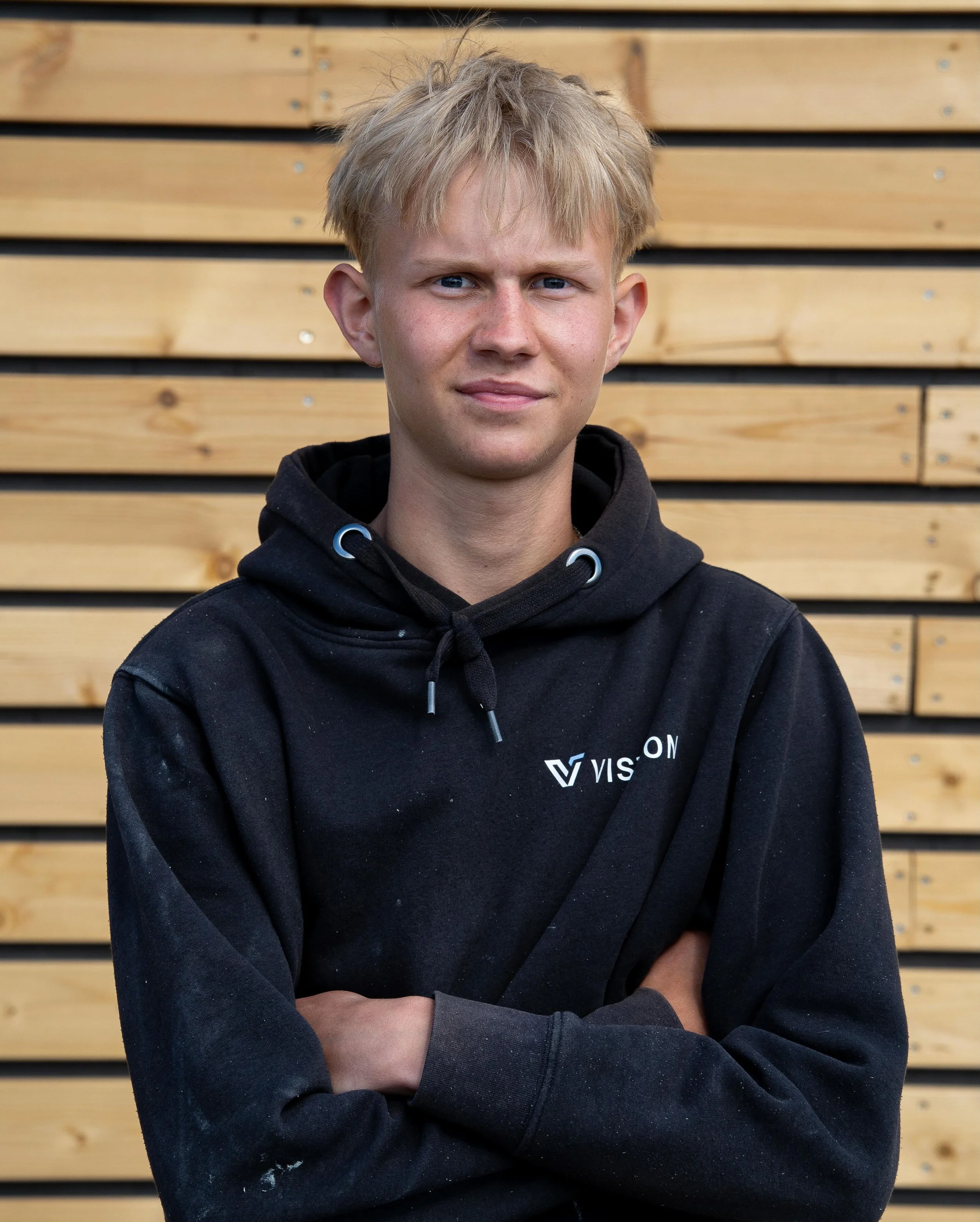 N&aelig;ste levende billede i vores medarbejderserie er vores t&oslash;mrerl&aelig;rling Jakob😎
Jakob er pt. den yngste ansatte i firmaet, men det er ikke noget han lader m&aelig;rke p&aring; sig. 

Lige nu er han tilbage p&aring; skoleb&aelig;nken,