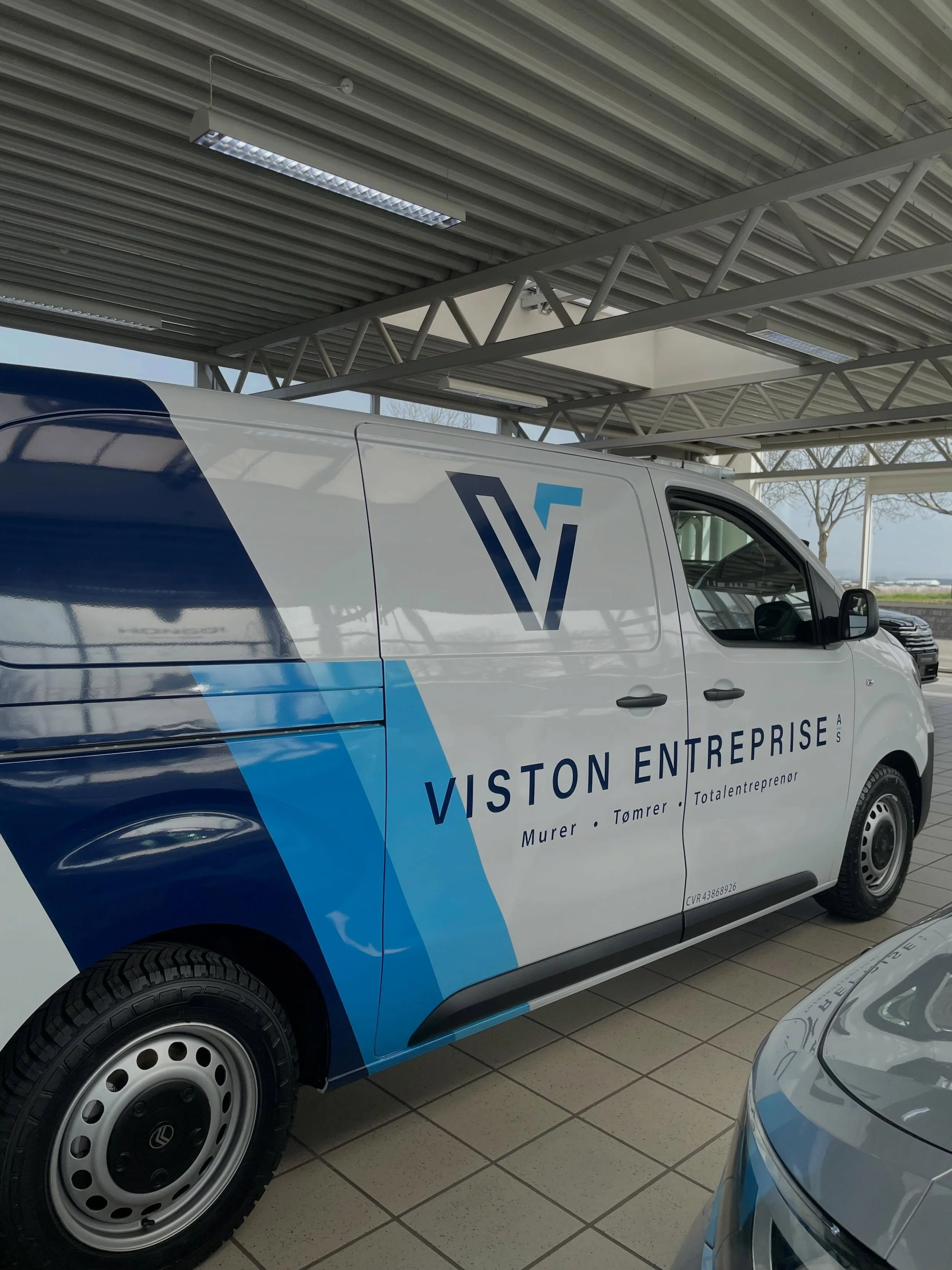 Ny bil, who dis? 🍋

Vores t&oslash;mrersvende skal selvf&oslash;lgelig k&oslash;re i det bedste af det bedste, og derfor er der k&oslash;bt ny bil! 
En Citro&euml;n E-Jumpy. Og den skal naturligvis ogs&aring; pakkes ind i de flotte Viston farver, s&