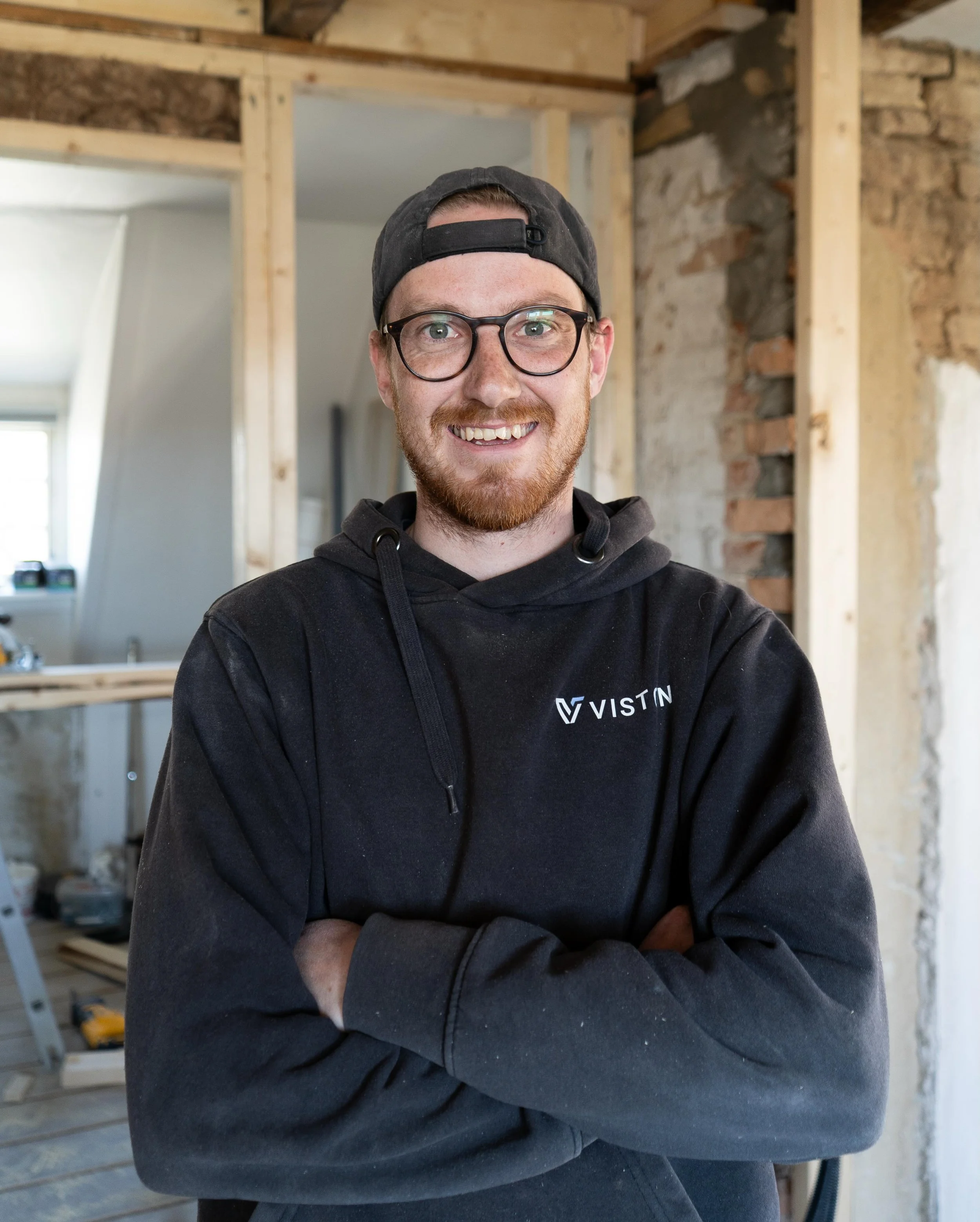 Jonas er firmaets vaterpas. 

Han er den medarbejder der har v&aelig;ret ansat i firmaet i l&aelig;ngst tid (udover chefen, selvf&oslash;lgelig). Han holder roen, retningen og niveauet, selv n&aring;r resten af pladsen l&oslash;ber st&aelig;rkt. 

Ha