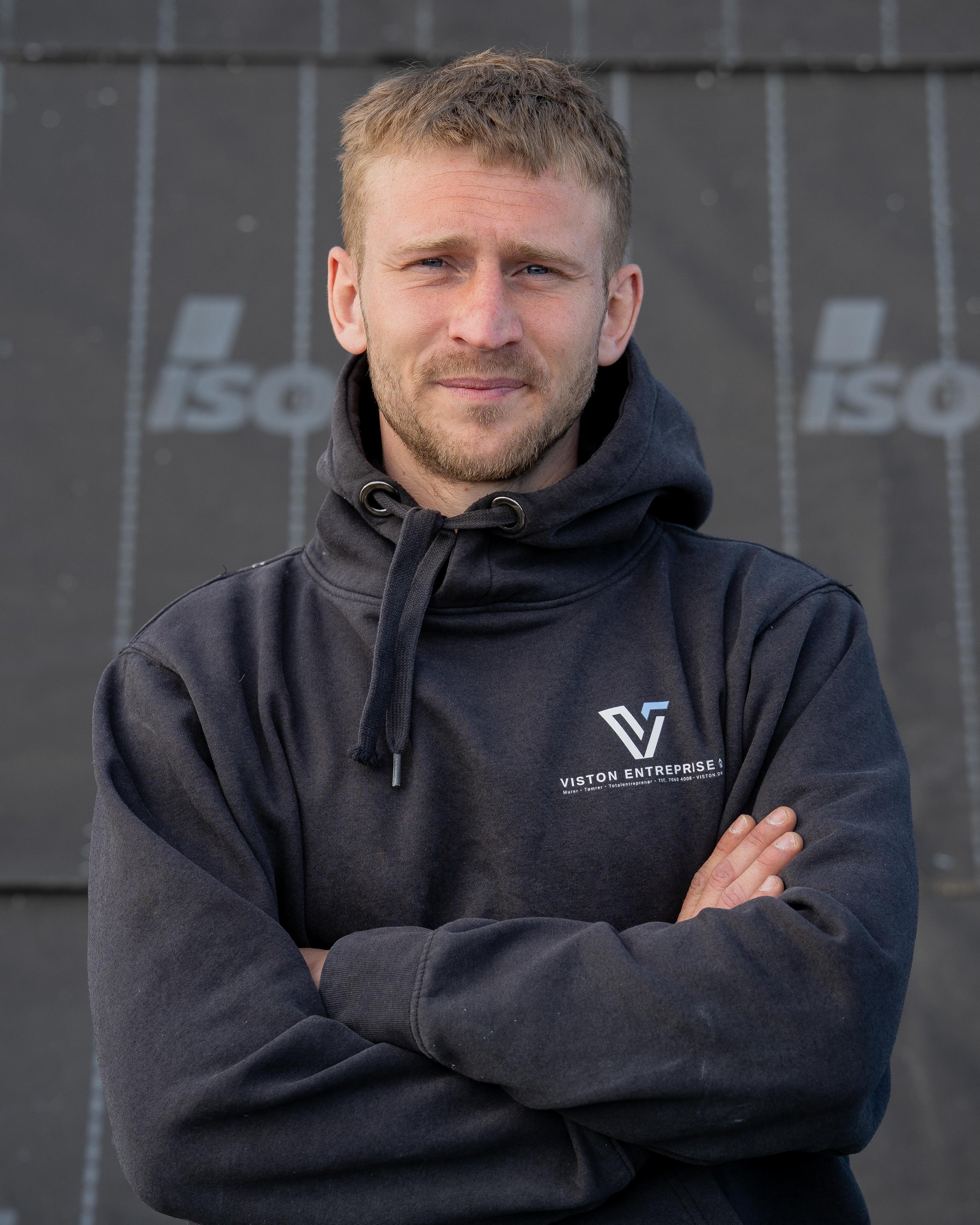 Thomas er firmaets rundsav⚙️ og et af firmaets dygtige t&oslash;mrersvende! 

Han er hurtig, effektiv og &aring;rhusiansk ind til benet. 
Thomas kan ikke lide at sidde stille, s&aring; han er altid i gang med noget p&aring; byggepladsen. Han er h&ari