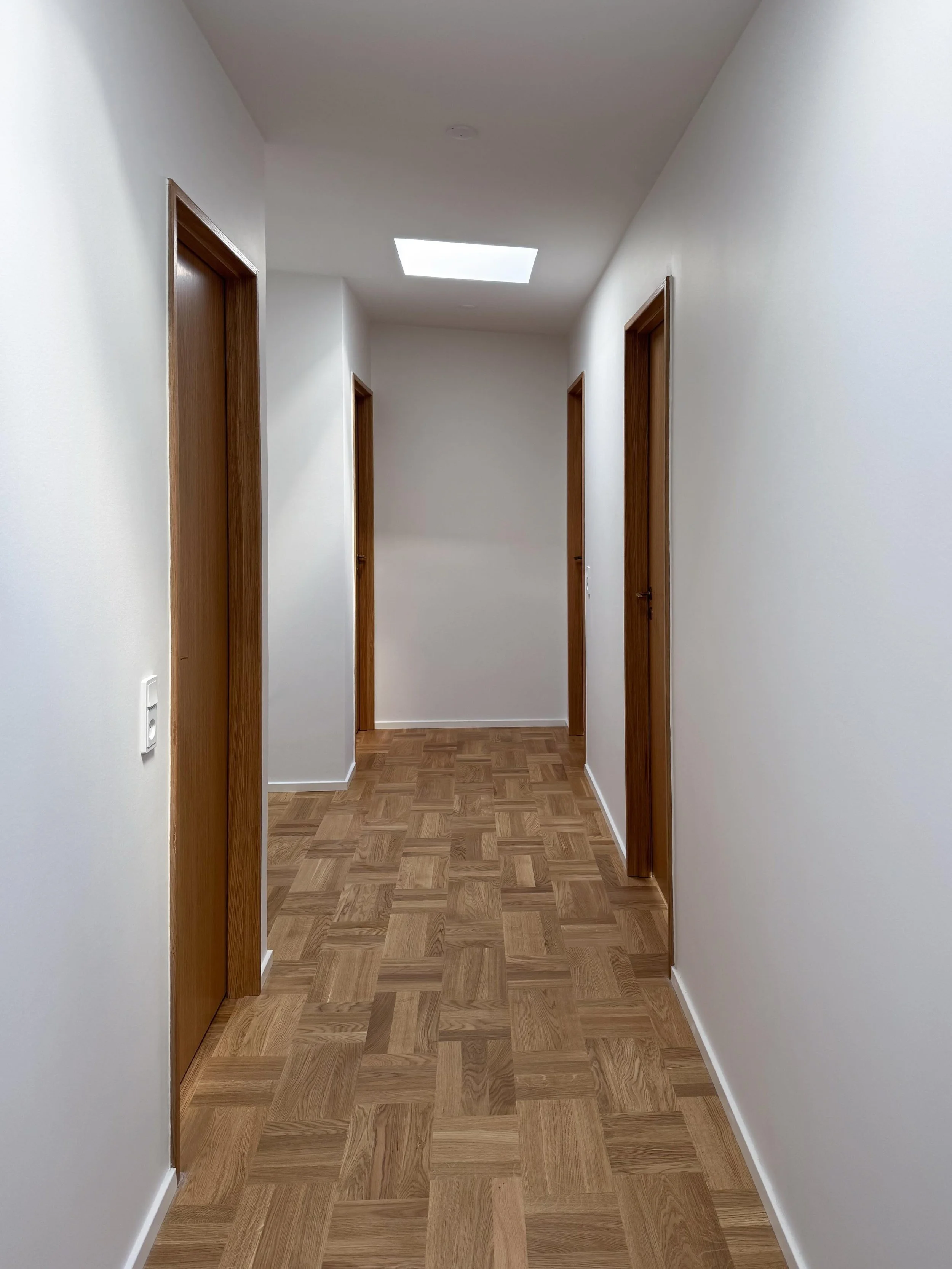 For et par uger siden flyttede ejerne af denne sk&oslash;nne 70&rsquo;er villa ind i deres nyrenoverede hus🏡
Her f&aring;r i et lille kig ind i hvordan processen har set ud, fra tidlig fase til aflevering. 

Nu - proces - f&oslash;r. 

Vi har stadig