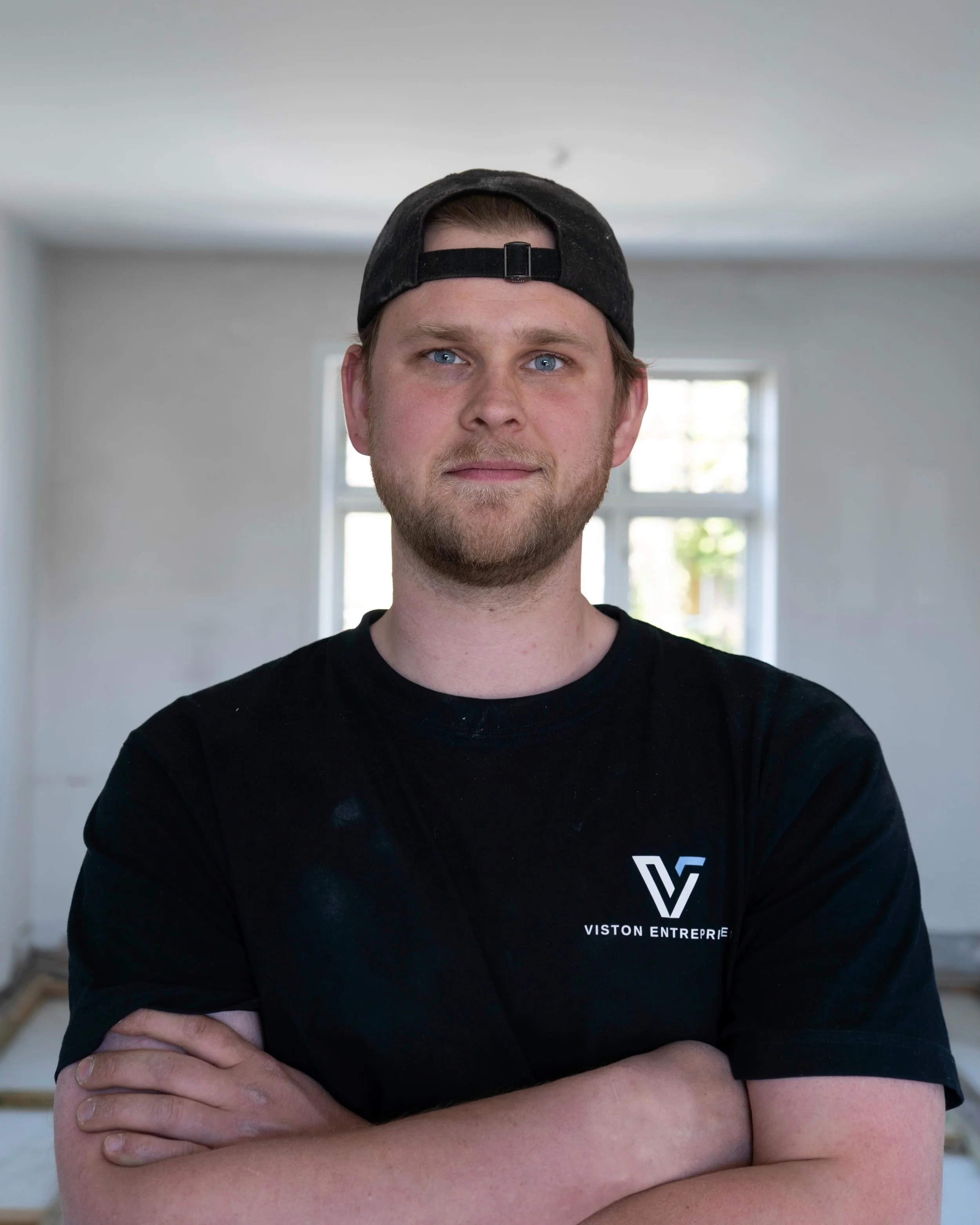 Hvordan skal man starte med at introducere den n&aelig;ste hum&oslash;rbombe af en t&oslash;mrersvend i r&aelig;kken? 

Mathias er firmaets laserm&aring;ler. Hvis noget ikke passer, s&aring; er det sj&aelig;ldent Mathias der tager fejl, men verdenen 